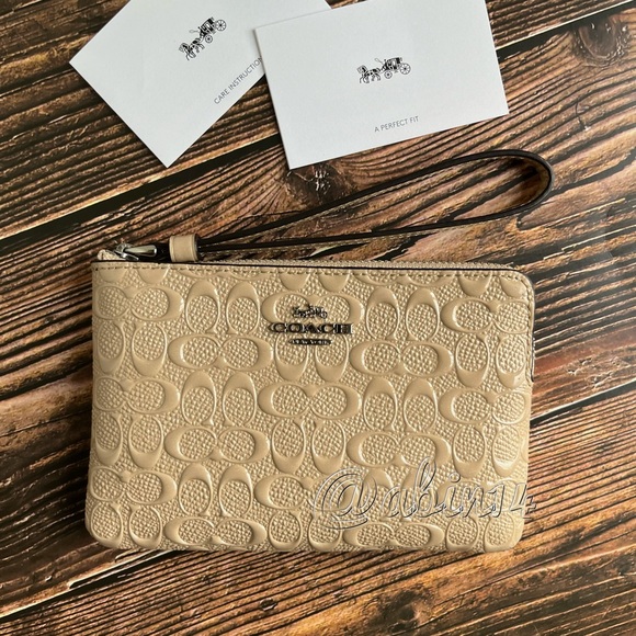 NWT Coach Patent Leather Wristlet - Picture 3 of 5